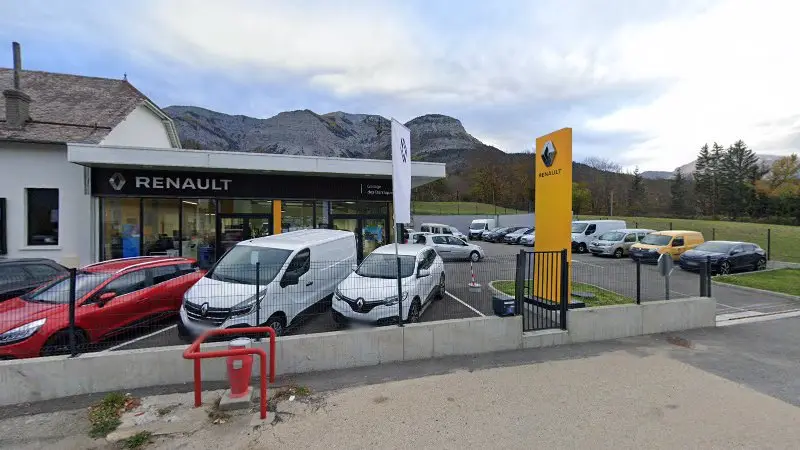 Vue de la rue devant Garage des Barraques, La Fare-en-Champsaur