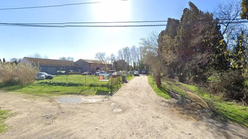 Vue de la rue devant GARAGE AUTO PRIMO PMM, Eyguières