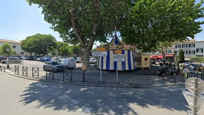 Vue de la rue devant Provence Alpilles Auto, Saint-Rémy-de-Provence