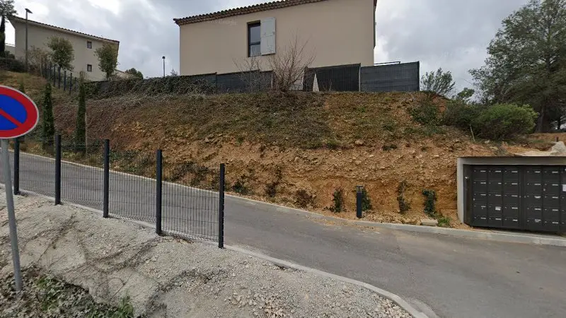 Vue de la rue devant Talmon Rémy automecadiag, Auriol