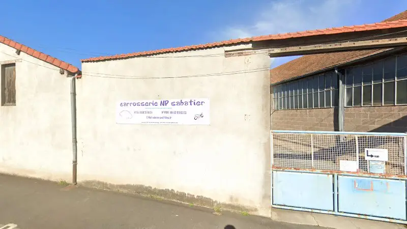 Vue de la rue devant Carrosserie Np Sabatier, Commentry