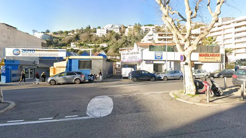 Vue de la rue devant Carrosserie Auto 06 franchise offerte jusqu'à 100%, Nice