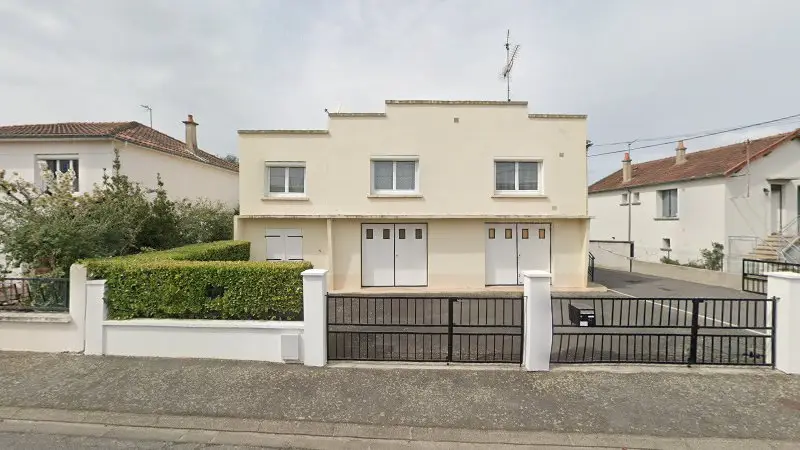 Vue de la rue devant garage du ces julien bonnet, Désertines