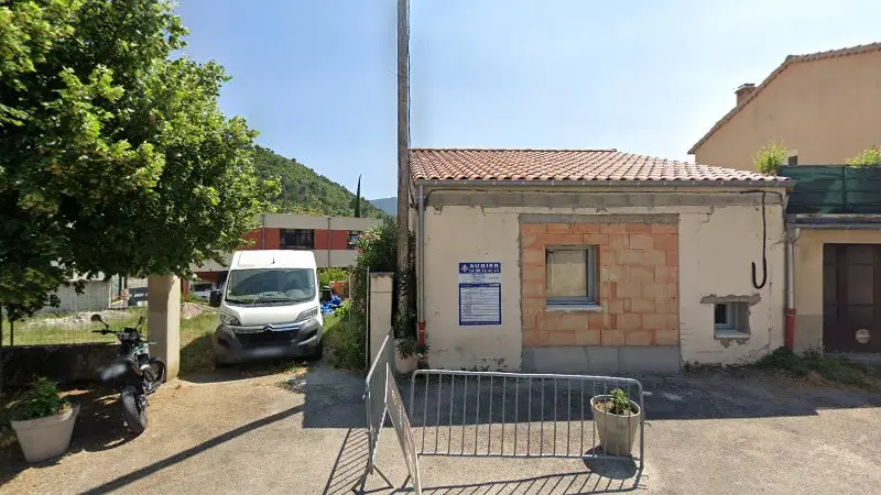Vue de la rue devant Sarl Garage Enguent - Citroën, Buis-les-Baronnies