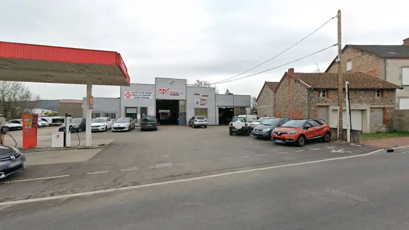 Vue de la rue devant Garage Laurand, Le Mayet-de-Montagne
