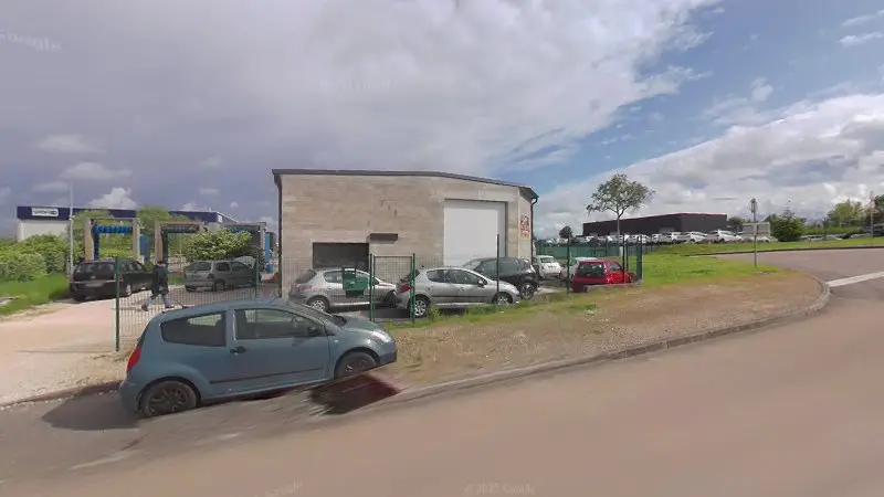 Vue de la rue devant VIP MOTORS 21, Fauverney