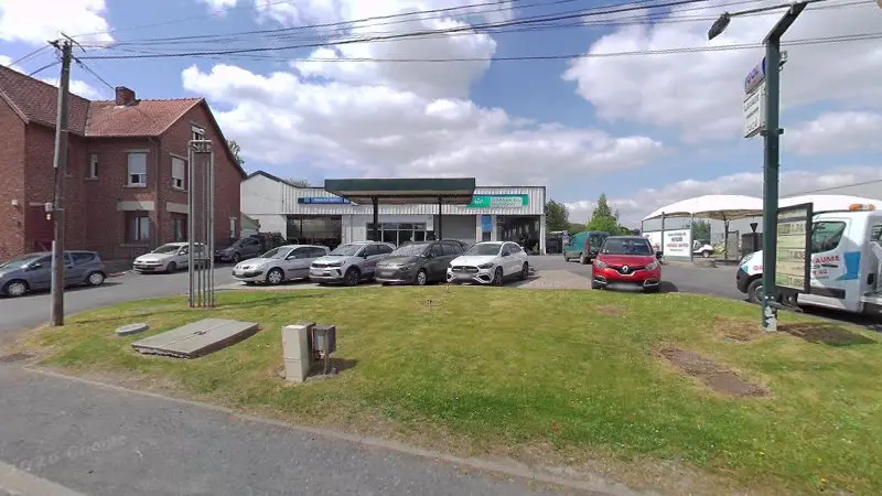 Vue de la rue devant TOP CARROSSERIE - GARAGE DU HUYAUME, Gommegnies