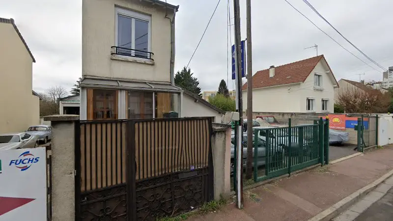Vue de la rue devant Garage du Plateau., Chatou