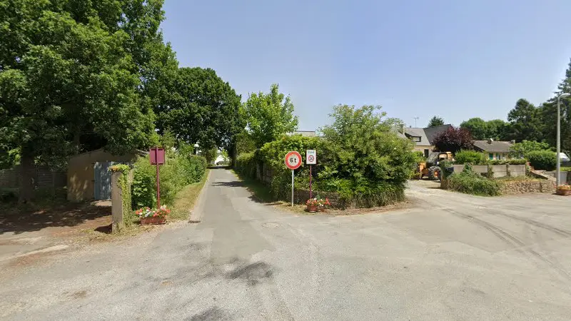Vue de la rue devant NGP Garage, Bréal-sous-Vitré