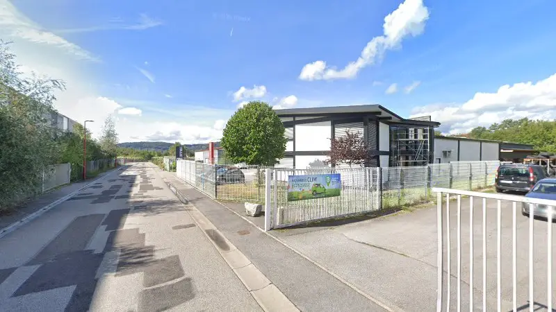 Vue de la rue devant Garage du poncée, Saint-Étienne-lès-Remiremont