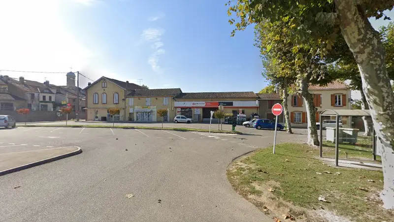 Vue de la rue devant Eurorepar Garage Philippe Baris, Manciet