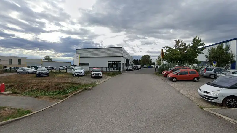Vue de la rue devant SARL GARAGE DU CHATENET Dacia, Le Palais-sur-Vienne