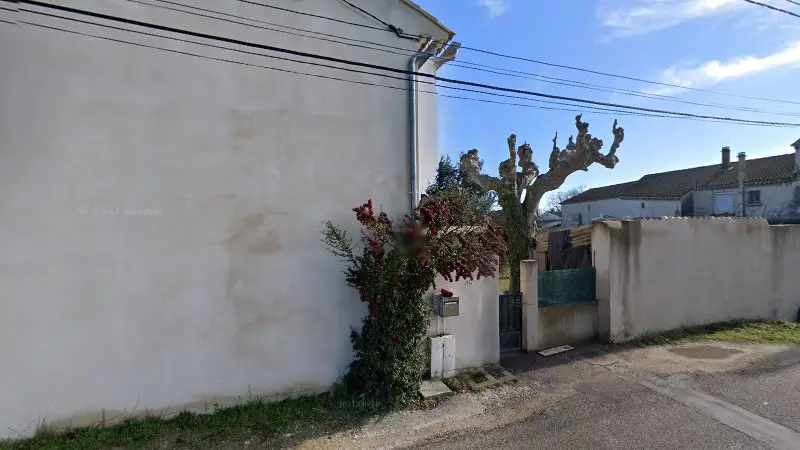Vue de la rue devant Promeca Dom 84, Courthézon