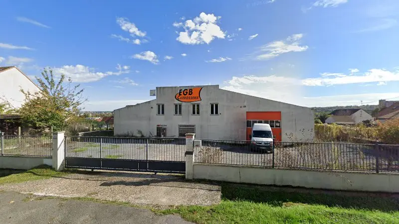 Vue de la rue devant E.G.B Carrosserie, Villenoy