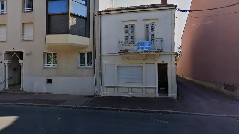 Vue de la rue devant Carrosserie Peinture De Moura, Digoin