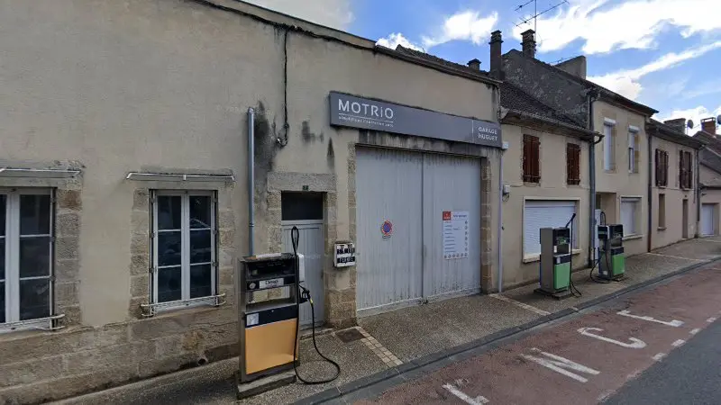 Vue de la rue devant Garage Huguet - Motrio, Saint-Menoux