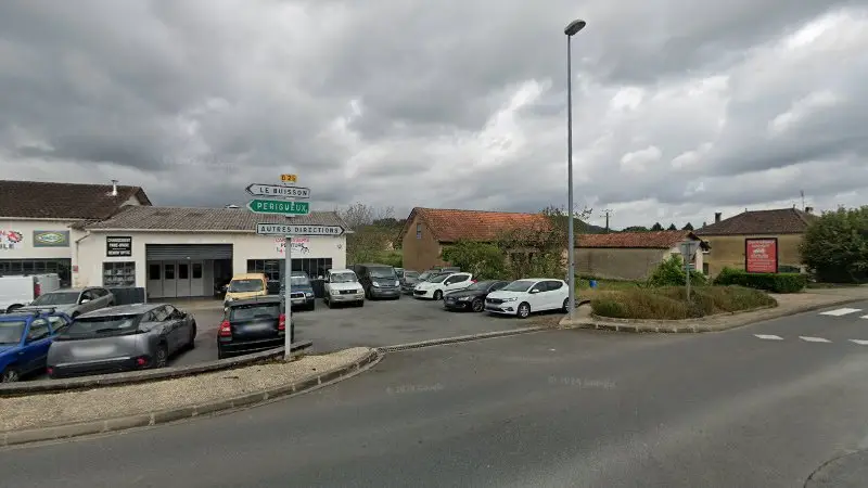 Vue de la rue devant GAP 24 - Garage Péchavit, Siorac-en-Périgord