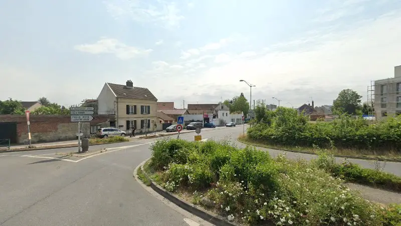 Vue de la rue devant Carrosserie Auto Jet, Nogent-sur-Oise