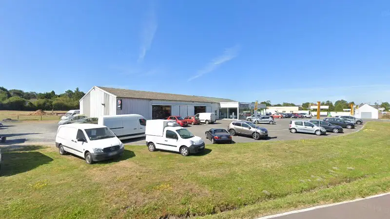 Vue de la rue devant Renault/Dacia- Garage Jean Louis Lamare, Lessay