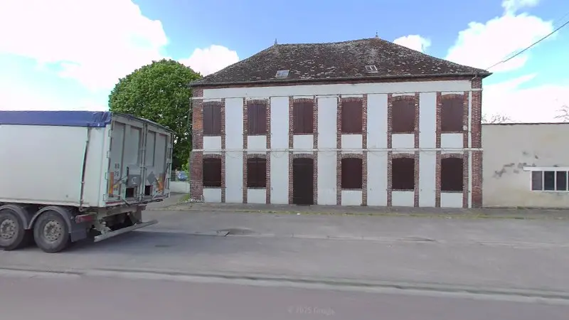 Vue de la rue devant Garage Claude Patrice, Marcilly-la-Campagne