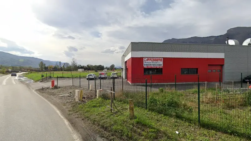 Vue de la rue devant Carrosserie Dumax-Vorzet, Tournon