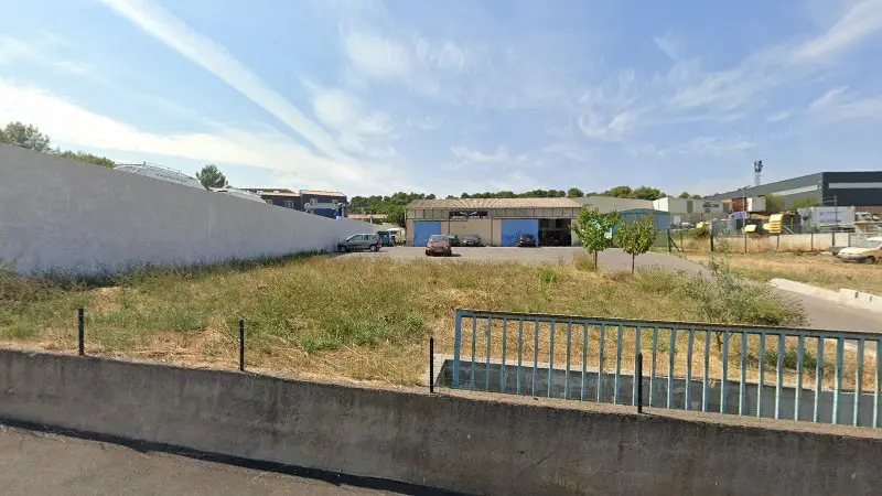 Vue de la rue devant TOP CARROSSERIE - CARROSSERIE GARDANNE AVON, Gardanne
