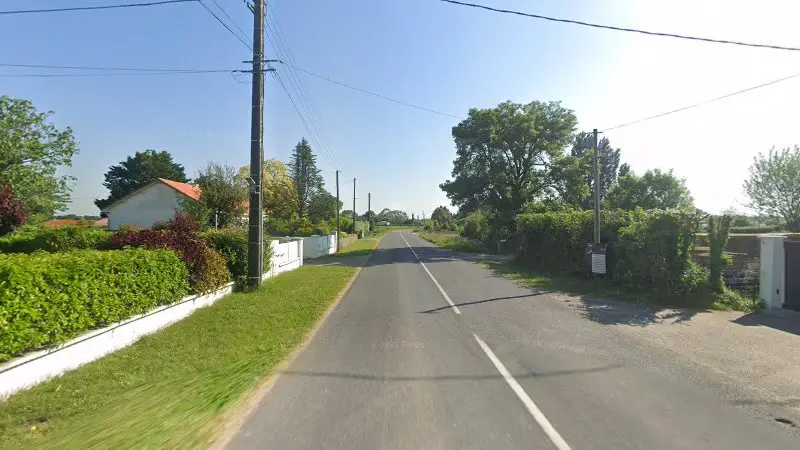 Vue de la rue devant Auto Controle Machecoulais, Machecoul-Saint-Même