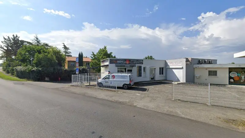 Vue de la rue devant I.P.A (Isles Pièces Auto), L'Isle-Jourdain