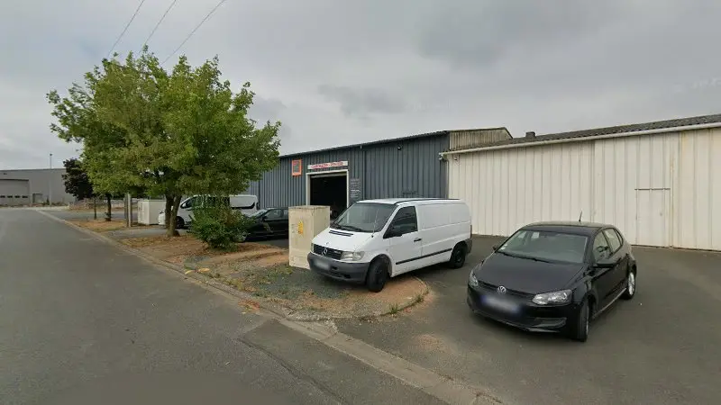 Vue de la rue devant Garage Hou, Beaupréau-en-Mauges