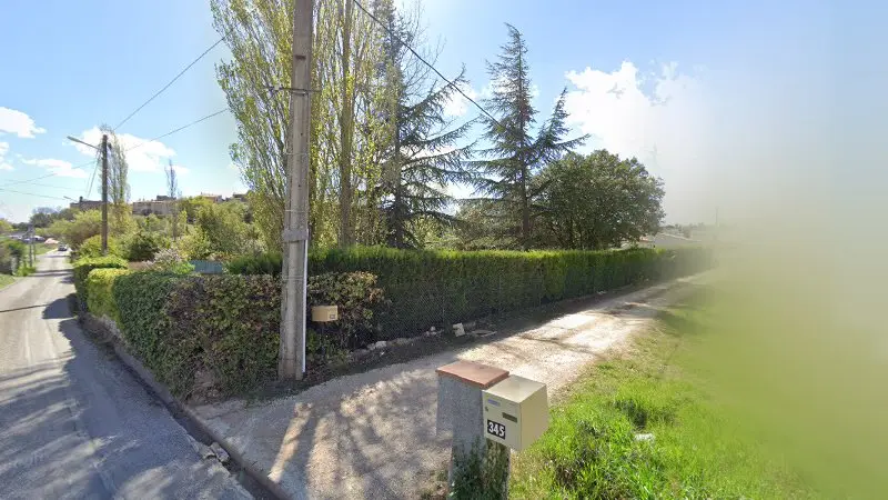 Vue de la rue devant MBS Distribution - Fournisseur de pièces VL PL TP AGRI MOTOCULTURE, Régusse