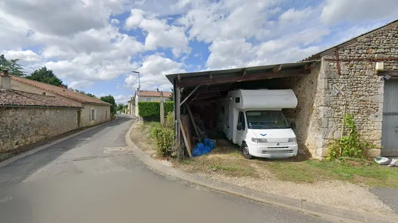 Vue de la rue devant NS PROG AUTO, Nieuil-l'Espoir