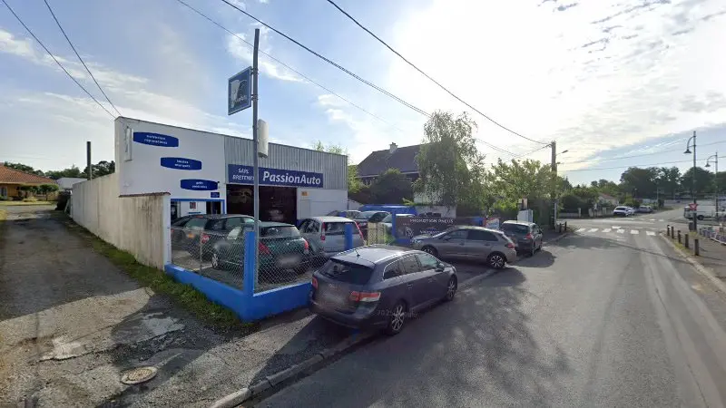Vue de la rue devant Passion Auto, La Haie-Fouassière