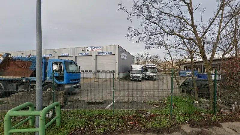 Vue de la rue devant Gobillot pieces auto pièces camion garage poids lourds, Chassieu