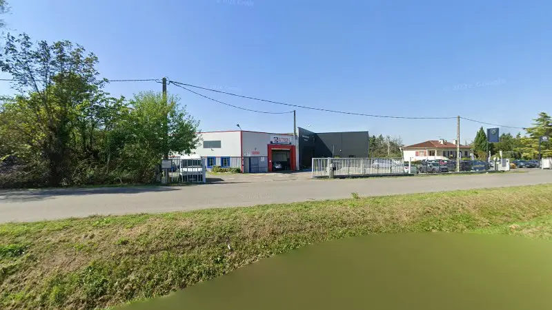 Vue de la rue devant AUTOVISION, L'Isle-Jourdain