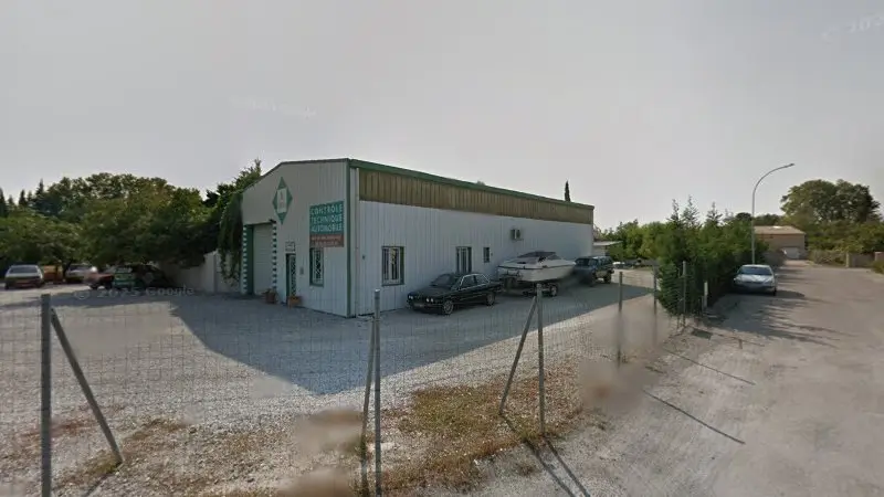 Vue de la rue devant DEKRA Technical Inspection Center, L'Isle-sur-la-Sorgue