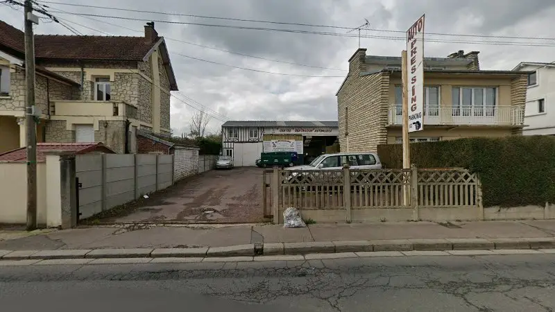 Vue de la rue devant Centre Ren Ovation Automobile, Lisieux