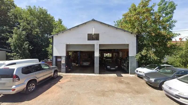 Vue de la rue devant Garage michelin haut-jura longchaumois, Longchaumois