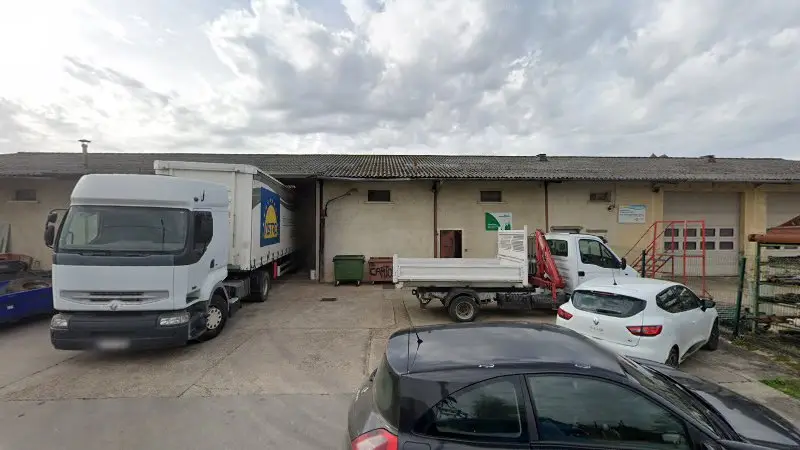 Vue de la rue devant Carrosserie Roy, Sens