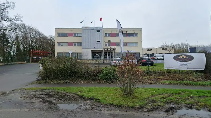 Vue de la rue devant Royal Cars, Noyal-Châtillon-sur-Seiche