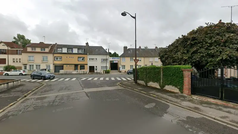 Vue de la rue devant Carrosserie Billard, Grandvilliers