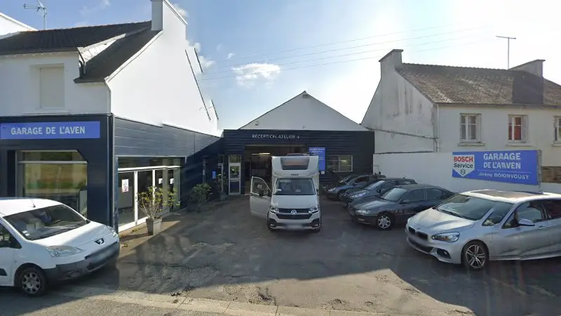Vue de la rue devant garage de l’aven, Pont-Aven