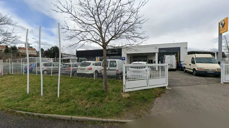 Vue de la rue devant Saint Genest Automobiles, Saint-Genest-Lerpt
