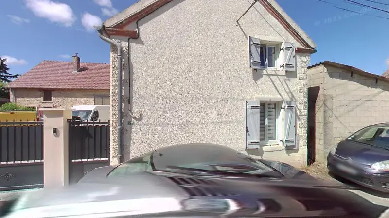 Vue de la rue devant Garage de la Plaine, Longecourt-en-Plaine