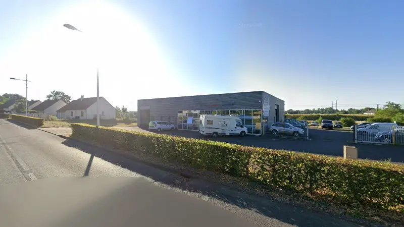 Vue de la rue devant Garage AD « LTA Automobile », Valloire-sur-Cisse