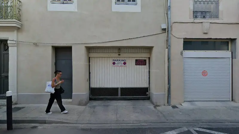 Vue de la rue devant D'occasion Garage Jo verdie, Nîmes