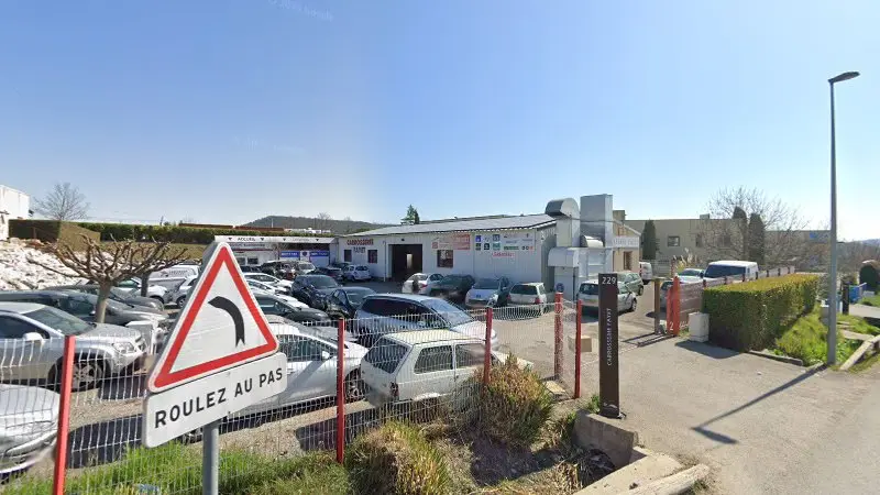 Vue de la rue devant Carrosserie Fayet, Forcalquier