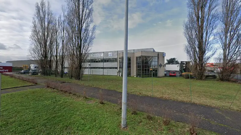 Vue de la rue devant Société Europeenne Reparations De Vehicules Industriels, Genas
