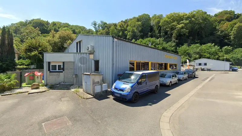 Vue de la rue devant Carrosserie Dolie, Mazères-Lezons