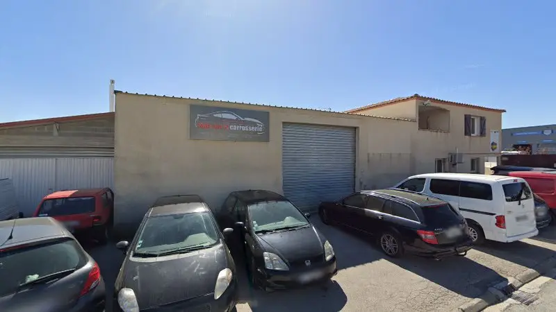 Vue de la rue devant Sud Ouest Carrosserie, Narbonne