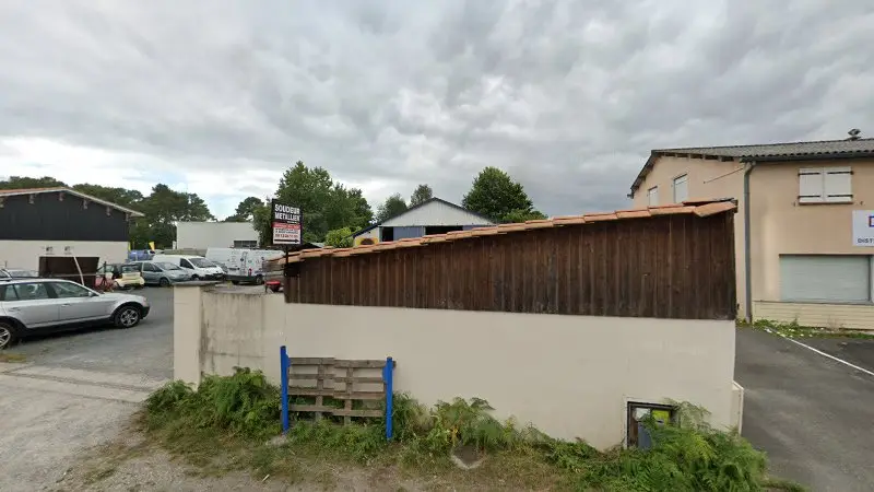 Vue de la rue devant Garage Andernos Pneus Services, Andernos-les-Bains